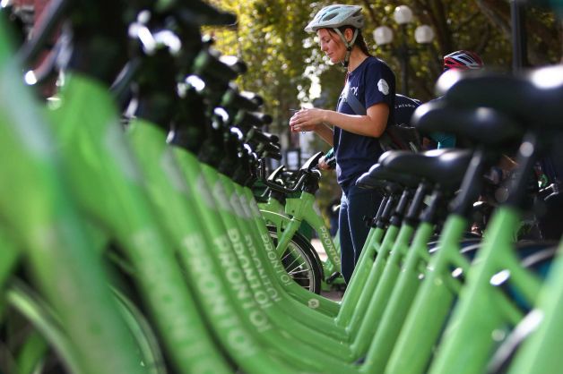 Featured image for “Pronto: Seattle bikeshare shifts into gear … helmets included”